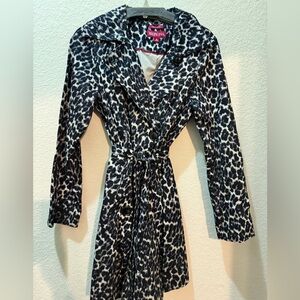 Merona women’s leopard water, repellent, rain coat size medium